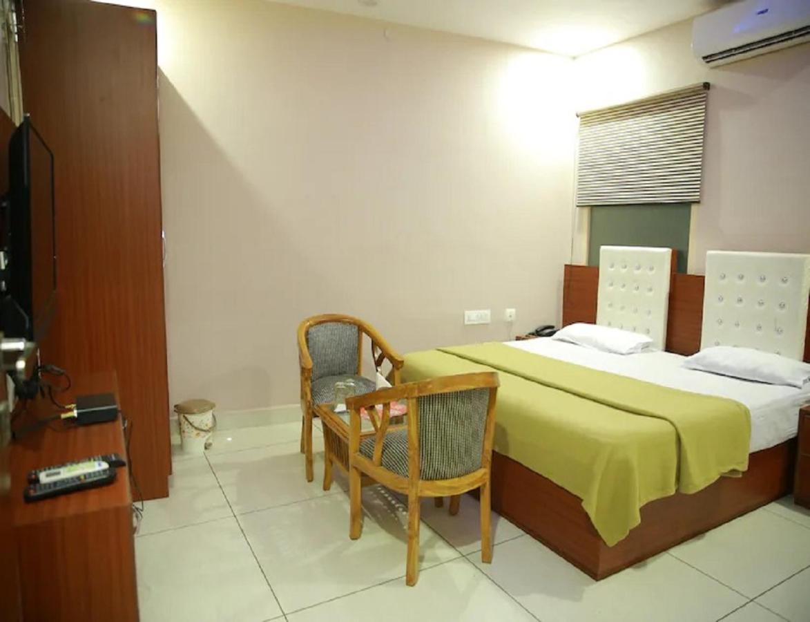 Hotel Kings, Rohtak エクステリア 写真